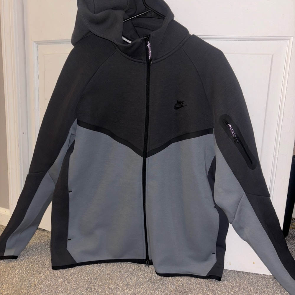 Nike Tech Jacket - Picture 2 of 4